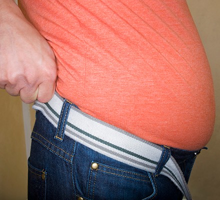 Side profile of an overhanging belly