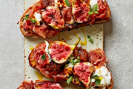 Fig, burrata &amp; prosciutto tartine