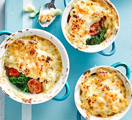 Macaroni cheese with veg served in bowls
