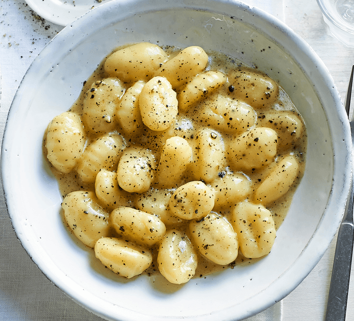 Gnocchi cacio e pepe Gnocchi cacio e pepe in a bowl